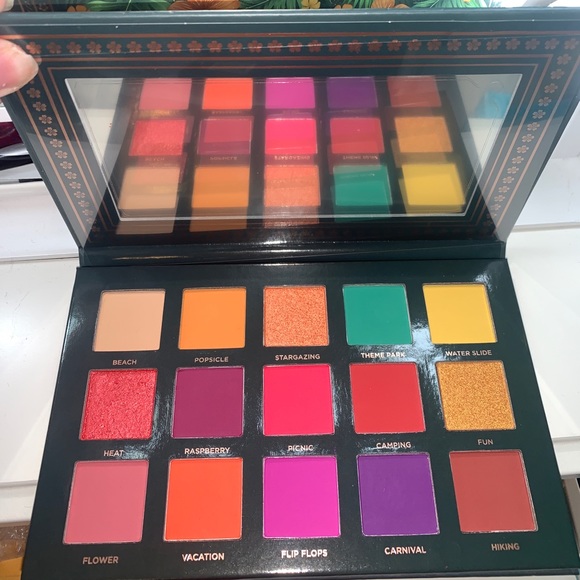 ⭐️ Ace Beaute Nastalgia eyeshadow palette - Picture 2 of 2